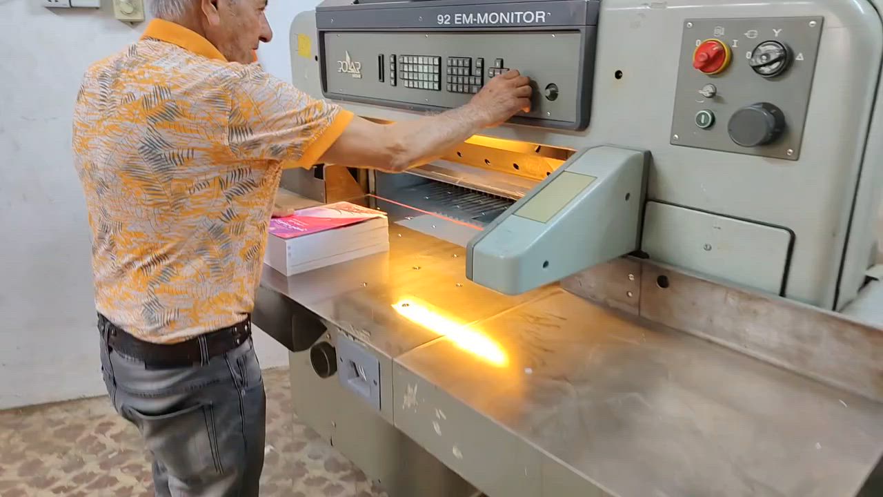 مقص بولار (Polar) أوروبي حجم كبير للبيع ✂️💯
الجهاز بحالة الوكالة (كلش نظيف)، كأنو هسة واصل من أوروبا وما مشتغل بالعراق کلش نضيف. ويا سكين إضافية (دور قطع زايد) و 📺 شاشة واضحة.

​الماركة: Polar 1993 🇩🇪

​بلد المنشأ: ألمانيا (أصلي)

​القياس: 92 سم 

​الموقع: أربيل 📍

​📞 للتواصل والاستفسار (واتساب / اتصال): ***********
