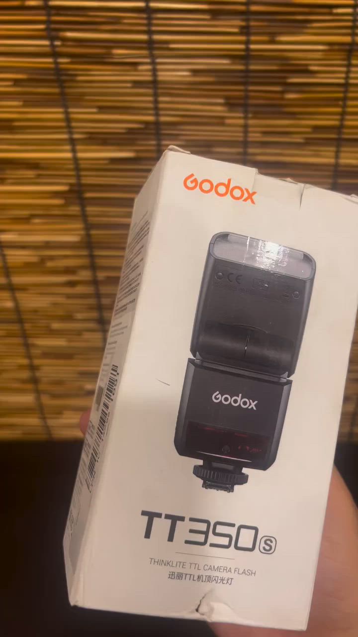 فلاش كاميرا ذكي من گودوكس موديل TT350S

⸻

⚡ أهم المميزات

💡 إضاءة قوية ومناسبة

* قوة إضاءة (Guide Number) حوالي 36 متر
* مناسب للتصوير الداخلي والبورتريه 

⸻

🤖 نظام ذكي (TTL)

* يضبط الإضاءة تلقائي حسب المشهد
* يخليك تصور بسهولة بدون ضبط يدوي دائم 

⸻

⚡ سرعة عالية (HSS)

* يدعم تصوير بسرعة غالق تصل إلى 1/8000 ثانية
* مفيد للتصوير الخارجي تحت الشمس 

⸻

📡 تحكم لاسلكي

* فيه نظام 2.4GHz Wireless
* تقدر تستخدمه كـ:
 * فلاش رئيسي (Master)
 * أو تابع (Slave)
* مدى يصل تقريبًا 100 متر 

⸻

🔄 مرونة في الحركة

* رأس الفلاش:
 * يتحرك لفوق وتحت
 * ويلف يمين ويسار
* يفيد في bounce light (انعكاس الضوء) 

⸻

🔋 بطارية وسرعة

* يعمل على بطاريتين AA
* يعطي تقريبًا 200+ فلاش قوي
* سرعة إعادة شحن: 0.1 – 2.2 ثانية 

⸻

📏 حجم صغير

* خفيف ومناسب للكاميرات الصغيرة (mirrorless)
* سهل الحمل والتنقل

⸻

👍 مميزاته باختصار

✔ صغير وخفيف
✔ فيه TTL (ذكي)
✔ يدعم تصوير سريع
✔ لاسلكي ويشتغل مع فلاشات ثانية
✔ مناسب للمبتدئين والمحترفين الخفيف


**إذا كنت صاحب هذا الإعلان وتريد حذفه لأي سبب، رجاءا أرسل رسالة إلى الدعم الفني**