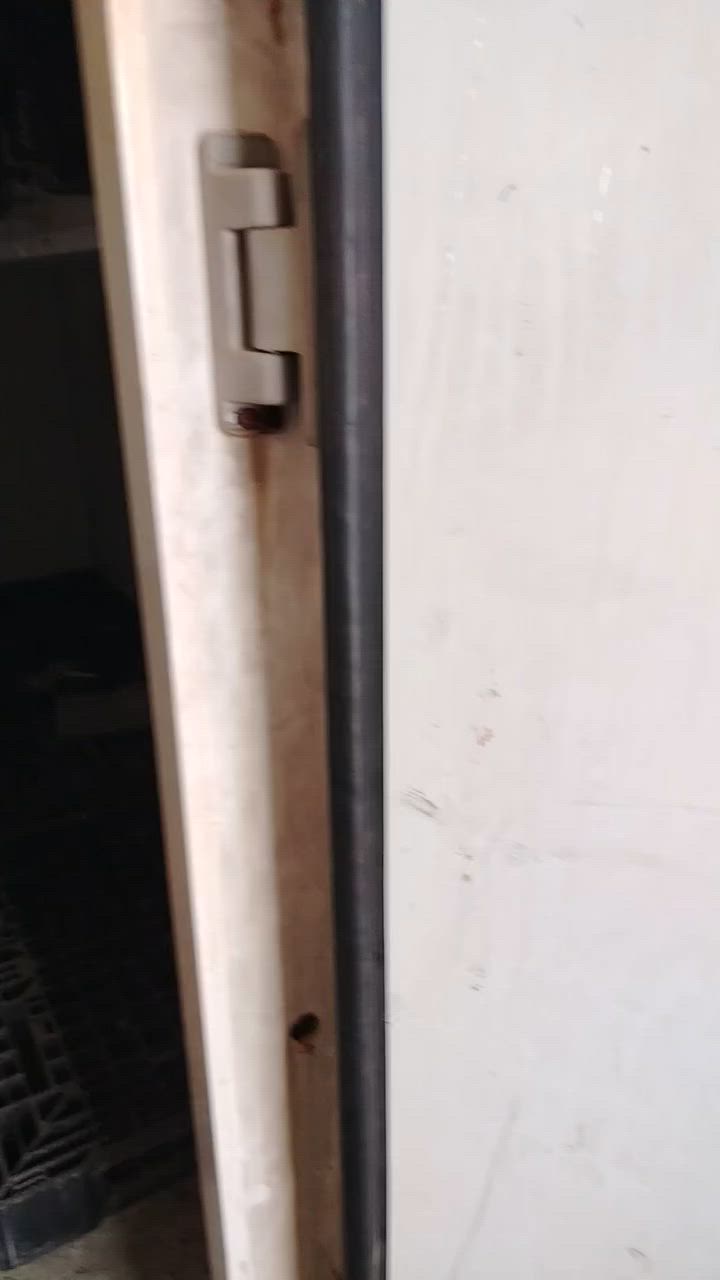 السلام عليكم براد العرض ٢.٥ والطول ٤ والجهاز ٥طن داخل كردفان. يعني ينشال هوه والكرفان. للاتصال ***********
