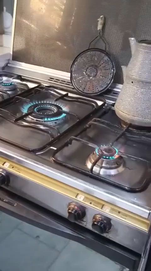 طباخ كريازي الاصلي . نظيف جدا وشغال كل العيون وكذلك الفرن . 
السعر ٢٠٠ الف دينار قفل 
التواصل على الرقم *********** .
