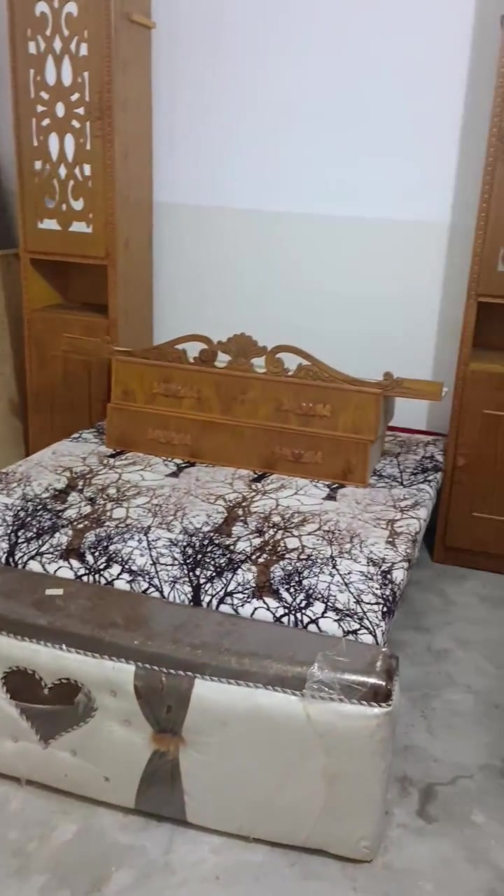 غرفة نوم جديده بعد ما منصوبه اخذها وطلع القنصور عالي والسقف ناصي
خشب عراقي ثقيل 

السعر 950 بيها مجال للشاري 

مكان تلعفر 

الطلب عل خاص ***********
