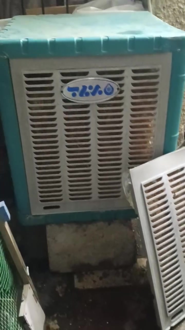 مبرده حجم 2ونص مستعمله شي قليل سبب البيع ماعندي مكان الهه 
للبيع السعر90 الف المكان حي الاعلام شارع المركز
***********
