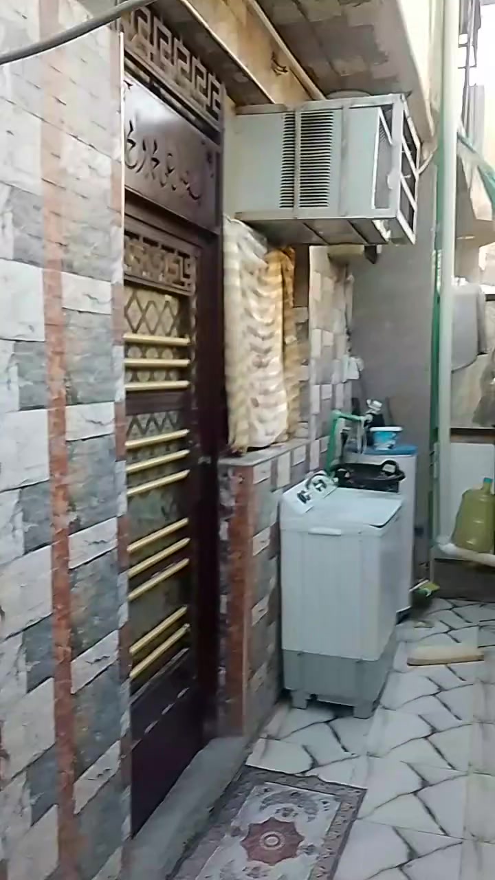 سلام عليكم بيت زراعي سند ٢٥ مساحه 60متر واجهيه 6 نزاله 10بيت بناء حديث يحتوي على مدخلين مدخل على الصاله و مدخل على الاستقبال بيت بي ,( استقبال + صاله كبيره + مطبخ +  حمام داخلي + غرفتين نوم في الطابق الثاني + بيتونه وسطح البيت سيراميك نظيف جدآ الموقع الزعفرانية سده قرب اسواق الورده قبل نزله شارع المعهد الاتصال *********** مع فائق الشكر والتقدير ،،،،
