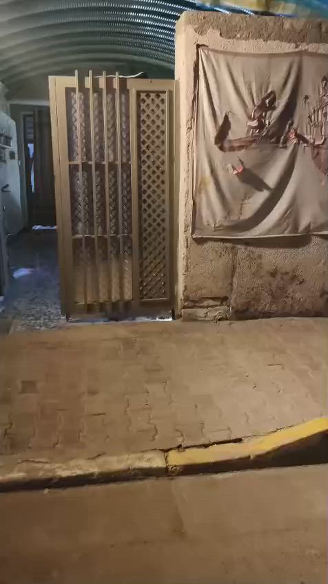 السلام عليكم بيت 200 متر للبيع طابو العنوان الحسينية قرب بانزين خانه مسقط اثاث هم للبيع ***********
