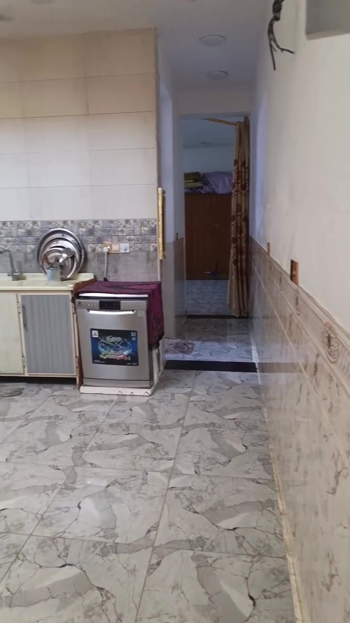 السلام عليكم بيت مساحه 100متر الواجهه 5 نزال 20 بمجمع ارض النخيل الزراعي الأول بمنطقه هور رجب أفضل مجمع حاليا من حيث الماء والكهرباء والتبليط شارع عريض 12متر نظام طابقين كل طابق وحد درج وبابين خارجي يحتوي على البيت على غرفتين مساحة 5*5 وغرفه الخلفيه 5*4.5 ومطبخ هوه حولي كله سيراميك مساحه 4*4.5 كامل نواقص بسيطه حمامات نظام غربي عدد 2 للاستفسار واتساب ***********
