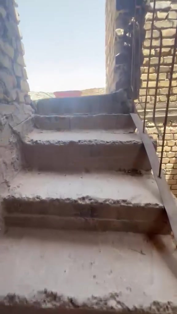 سلام عليكم دار للبيع مساحه 190متر طابو صرف العنوان راسه العبيدي قرب سكله ابو محمد بيت صب مسلح بي سته غرف نوم للاستفسار اتصل ***********
