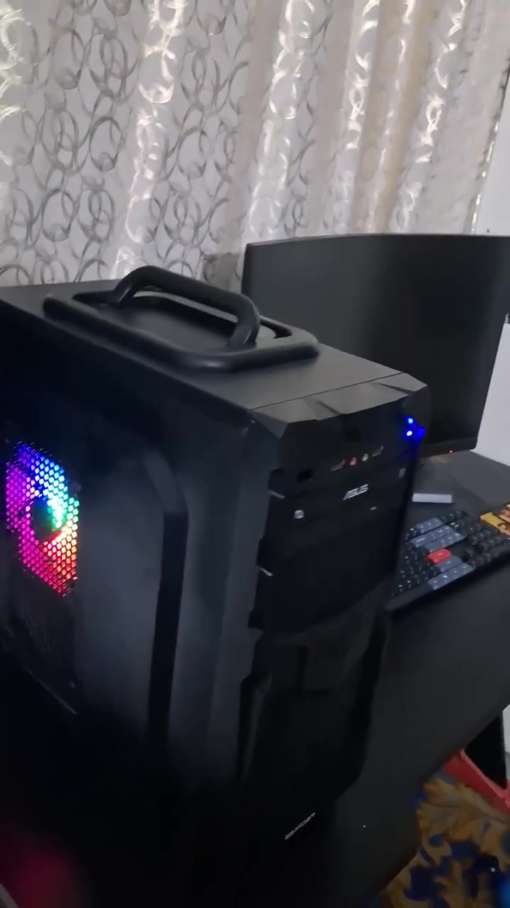تجميعة كيمنك للبيع
CPU: CORE i5-6600

GPU:ASUS GTX 1050 TI 4GB 

RAM: 16 GB DDR4

M.B:ASUS H110M-K

HDD:500GB 

SSD (sata) :128GB

P.S: 500W
كيبورد كيمنك ماركة DIERYA ميكانيكي 

***********
