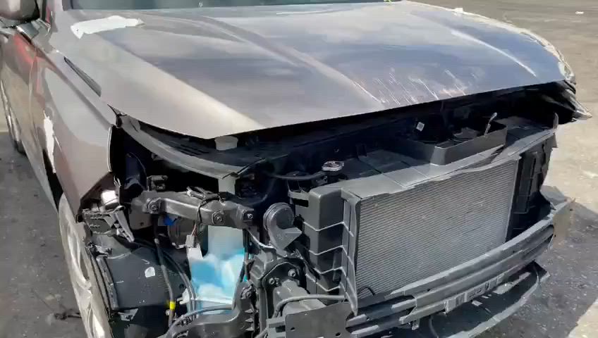 سلام عليكم سنتافي موديل 19 
حادث بسيط كما موضح في الفيديو
ماشية 75الف ميل مواصفات السيارة
بصمة أبواب كشن كهربائي فقط السائق
بردات شاشة كبيرة كار بلي
  صندوق كهربائي  
اهواي بية مواصفات السعر 
175 وبية مجال للاستفسار اتصل وتدلل
مراوس بسورنتو
***********
