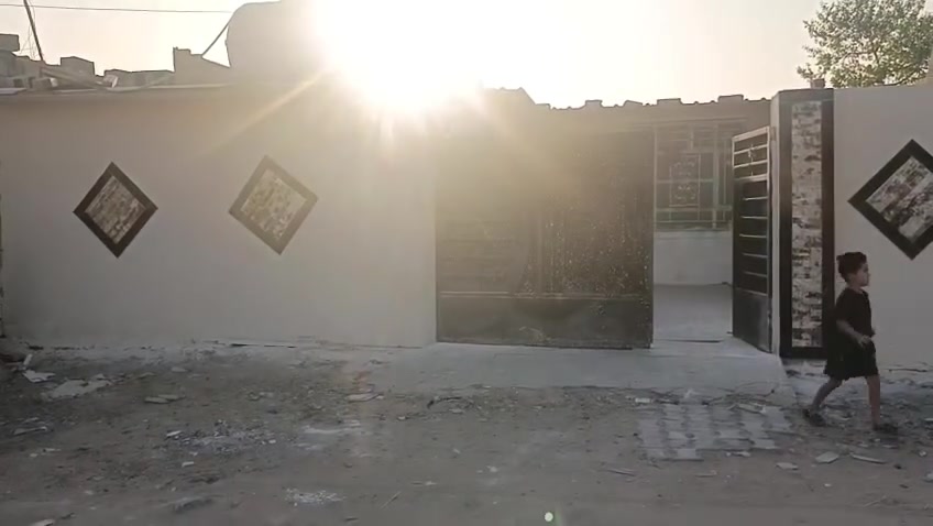 السلام عليكم بيت للبيع مساحته 180 متر الاستكشافات مقابيل الضباط الثانية مباشرة موقع حلو وبيت نضيف ومرتب يتكون من غرفتين وصالة ومطبخ واستقبال وصحيات معروض ب45 إستفسار واتساب *********** إتصال ***********
