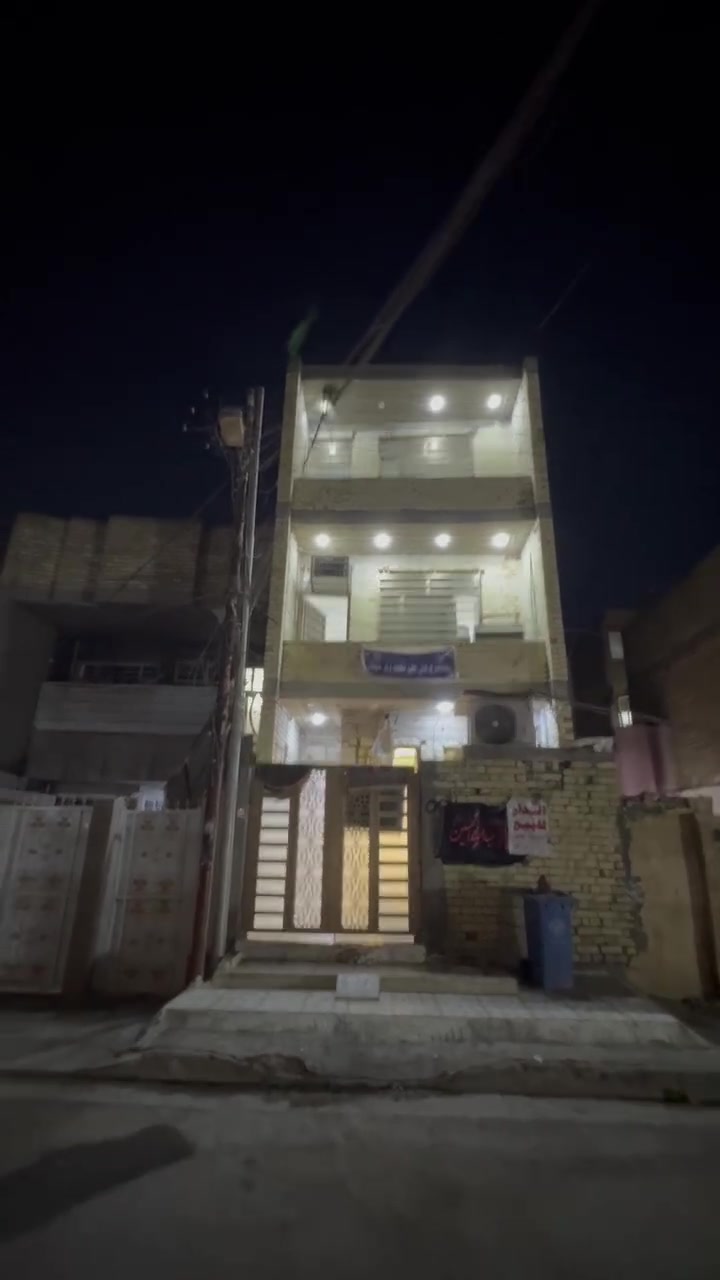 السلام عليكم للبيع بيت في منطقة الشعب حي الجزائر بدايتها مقابيل شارع 15 بفرع مضيف بني تميم المساحه 90 بناء 2026 بناء حديث 3 طوابق كامل من اي نواقص ان شاء الله للتفاصيل اكثر  الاتصال على الرقم  ***********.

