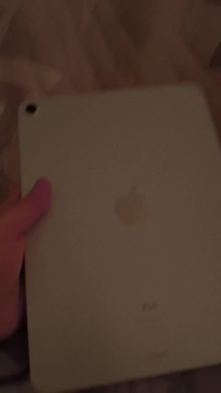 iPad Pro
- ذاكرة 256GB
- صحة البطارية 90%
- يشغل ببجي 120 فريم وباقي الألعاب بدون مشاكل
- نظافة الجهاز 95%
- الجهاز فقط بدون شاحن أو ملحقات
الجهاز استخدام شخصي ونظيف جدا وما بي أي مشاكل مجرد ثلمه بسيطه جدا جدا بالشاصي 
 حجم الشاشه 11 انج السعر ٦٥٠ الف يجي بس لجهاز بدون ملحقات لا يوجد توصيل للتواصل ***********