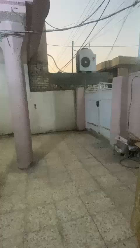السلام عليكم ورحمه الله وبركاته
دور الجار قبل الدار.....
بيت للبيع....حي الحكيم قرب جامع موسى الكاظم ع 
مساحه الكليه 150م طابو صرف باسمي ...السقف صب كونكريت 
ماء...... كهرباء ...مجاري.... تبليط
التفاصيل:-
الطابق الارضي....
 استقبال.....هول ...غرفه نوم...حمام داخلي ومرافق خارجيه 
مطبخ...منور خلف البيت..ومنور داخلي 
الطابق العلوي....
غرفه نوم عدد 2 وملحقاتها ... وسطحين  وبيتونه 
وكما موضح بالفديو ...
للاستفسار ع الرقم *********** ابو منصور
