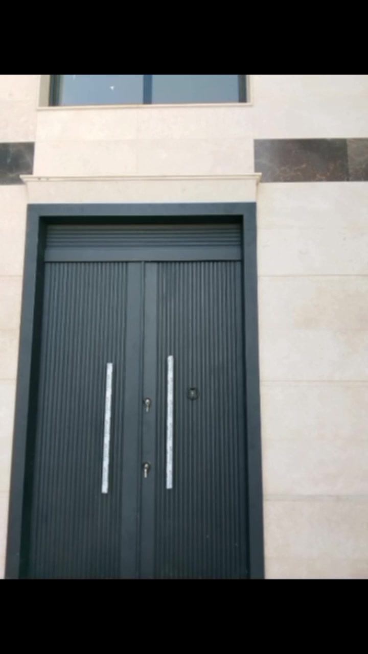 🔒 باب خارجي قاصة مزدوجة - ملك المداخل 🔒

القياس: 3م و30 × 180م بابين
التفصيل: موديل ملكي خطوط طولية مودرن

المواصفات درجة اولى:
✅ الوجه + جرجوبة: حديد مغلون 
✅ 2 اقفال محصنة + عين سحرية
✅ عازل للصوت والحرارة والمي 100%
✅ مقبض ملكي ستيل + دهان حراري ضد الشمس
✅ تفصيل حسب القياس حتى للمداخل الكبيرة
✅ تركيب احترافي 

منظر فخم وامان ما عليه كلام

للحجز والاستفسار واتساب:
📞 ***********
شركة #أبواب_الجود abwab_aljuod

#باب_قاصة #ابواب_مزوجة #ابواب_خارجية #ديكور فخامة بغداد
