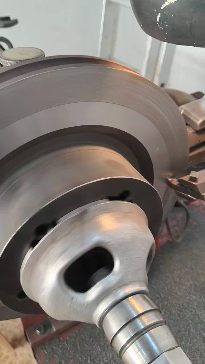 ​أداء سيارتك يبدأ من سلامة مكابحها! 🚗⚡️
ورشة حسن حيدر عجوم تقدم لكم خدمة تصفير وتورنة الفلنجات بأحدث الأجهزة وبأيدي خبيرة، لتضمنوا أعلى جودة في العمل مع أسعار مناسبة وتنافسية تناسب الجميع.
📍 موقعنا:النجف الاشرف - شارع كراج بغداد - مقابل مطعم حسن رحم - فرع سيد بلاسم الموسوي.
أهلاً وسهلاً بكم، رضاكم هو هدفنا.
هذي الخدمة تخص شنو بالضبط: فلنجات/هوبات/دسكات فرامل؟ وتكدر تذكر الموديلات والسيارات اللي تشتغل عليها؟: 
تصفير فلنجات وتبديل دسكات
هل التورنة والتصفير تشمل تنظيف وفحص الاعوجاج والسماكة، لو بس تشغيل على السطح؟: 
تنضيف وفحص وجراخه
شكد سعر الخدمة للقطعة الواحدة، وهل أكو سعر مختلف إذا جبت أكثر من قطعة؟: 
الزوج 30000
هل تستقبلون الزبون بدون حجز لو لازم موعد مسبق؟ وشنو أوقات الدوام؟: 
الافضل تاخذ حجز، اوقات الدوام كل ايام الاسبوع عدا الاربعاء عطله من الساعه 8 ص الى الساعه 6 م 
هل عندكم توصيل أو استلام من خارج النجف؟ وإذا إيه شنو الطريقة والتكلفة؟: 
لايوجد توصيل