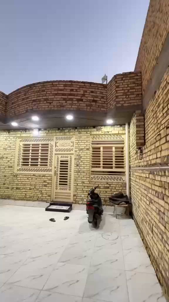 السلام عليكم بيت 
للبيع الماجدية نهايه شارع الصفاه على السدة طابو زراعي بيت جريو الدبات 
منطقه حجي حسن 
المساحة 250م
الطرمة 6م ونص 
حديقة 5في3
صحيات خارجية 
مدخل استقبال 7في4
مطيخ حار بارد 8في3ونص
صالة 10في4
درج وسط الصالة محجرين منور 3في2
حمام 3في2ونص
غرف عدد 2 /4في5
منور وسط الغرف 3في2
بيتونة بداخله مخزن 5غي4
باب غرفة 
باب صحيات قاط ثاني مطلع فقط مشاطة للبناء الثاني
الاتصال على الرقم 
***********
السعر110
