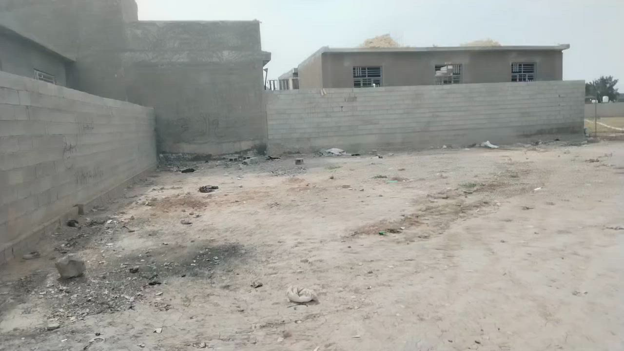 بيت البيع مساحه 1200 الستقبال 10 في 5 مطبخ 5في 5 صله 10 في 5 قرف نوم 2 6 في 4ونص وباقي قطع 400 خلف البيت عنوان  الحسنيه المعامل قرب معمل بغداد رقم اتصل ***********
