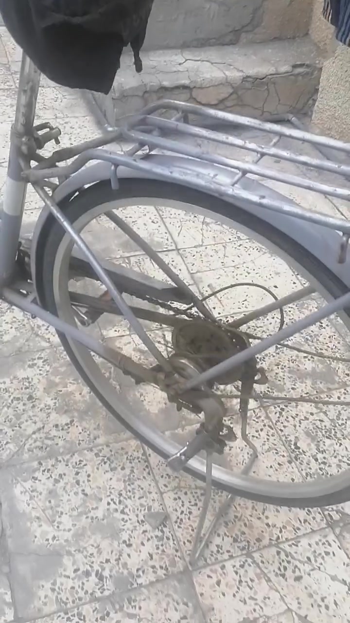 سلام عليكم باسكل بناتي للبيع حجم ٢٦ الباسكل التاير الامامي بي بنچر والتاير الخلفي مابي شي بريكات شغاله عكرب شغال ملاحضه الويل الخلفي بي عواج مثل ما موضح بل صورة السعر ٥٠وبي مجال العنوان حي العامل شارع ٣٠ للتواصل المراسله على خاص او المراسلة على رقم ***********
