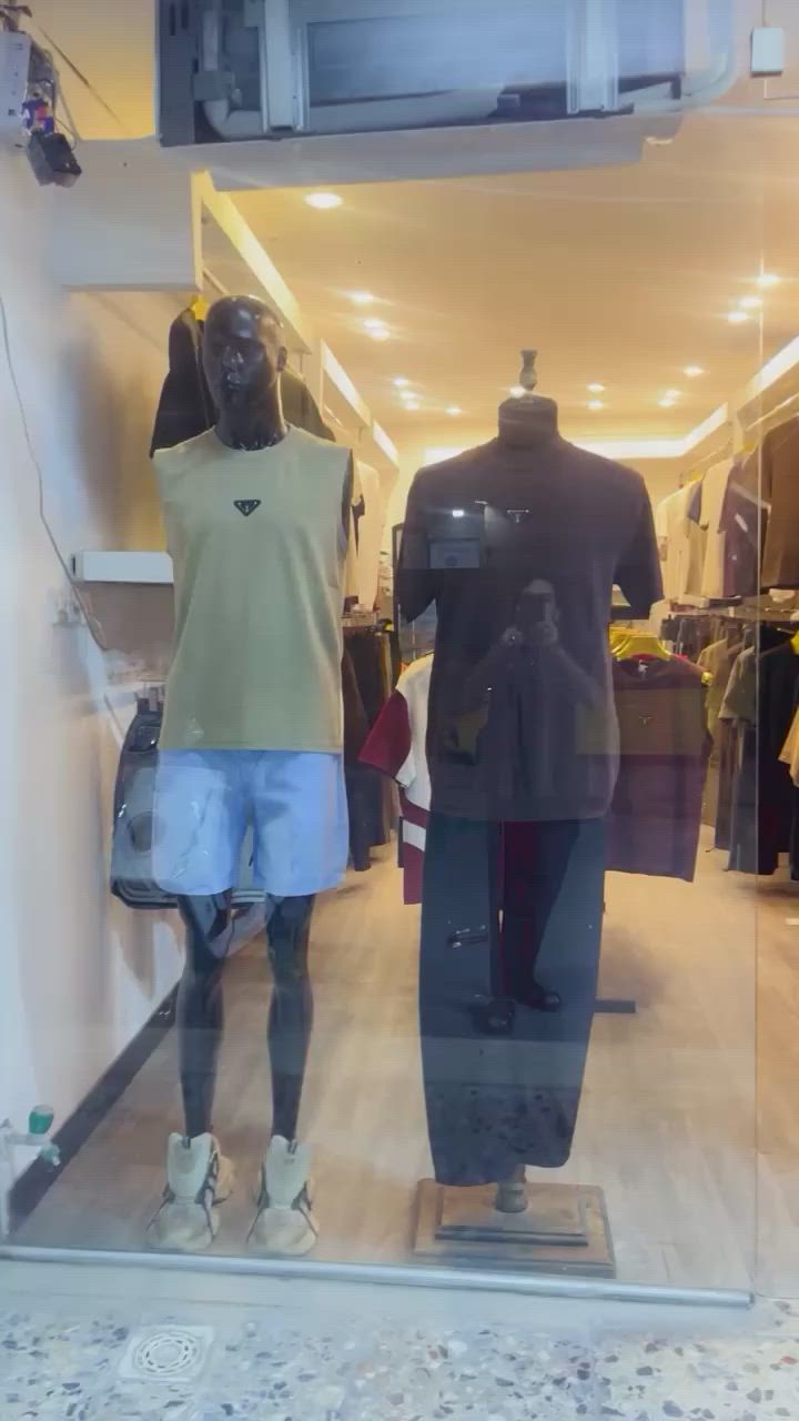محل للبيع معه البضاعه العنوان بغداد مدينه الصدر قطاع واحد شارع الصيانه ***********
