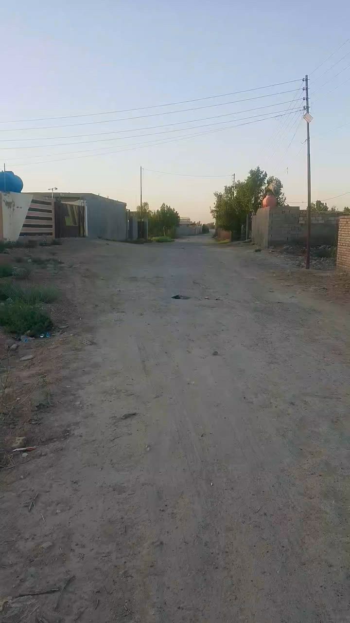 السلام عليكم نص دونم للبيع لواجه ١٧مي وكهرباء بل باب على شارعين العنوان بغداد جسر الفرنسي من تعبر شيخ حربي عل يمين فرع سكني    يبعد عن شارع بحدود ٢٠٠ متر عرض شارع ١٠ متر الواجه مسيجه طابوك ولباقي بيارسي ودنك قرار ٣٥ ابو كرار الفرطوسي ***********
