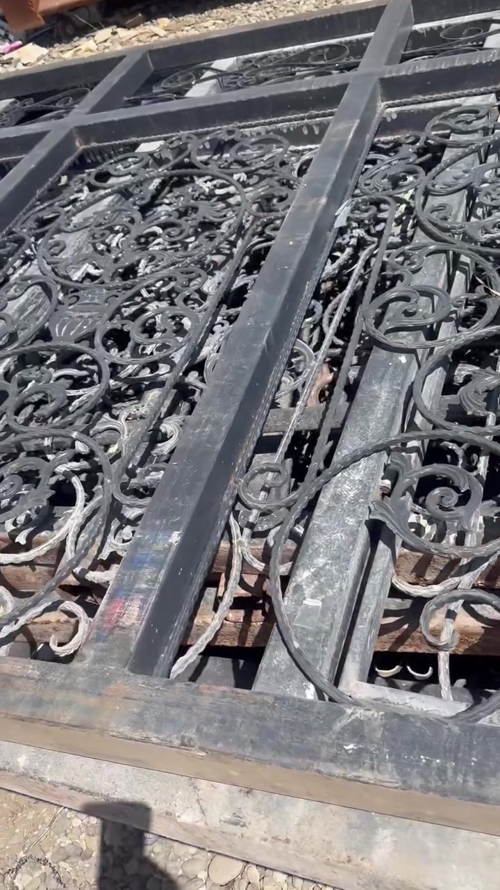 أبواب وشبابيك للبيع
***********
طول 6 أو نص 
ارتفاع 1 أو نص 
عنوان موصل برطله

