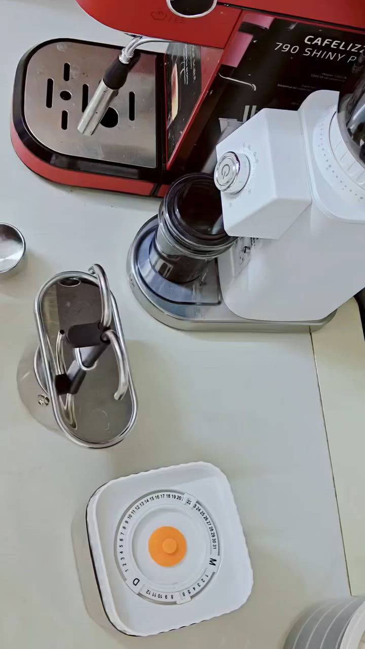 القهوة طيبة بكل الأوقات، حتى بالجو الحار! ☕️
صحيح الجو حار، بس هذا مو معناه نحرم نفسنا من قهوة تعدل المزاج. 
جبتلكم هذا الموكابوت الجديد اللي يحضرلكم قهوة مضبوطة وكافية وبطعم يجنن، وشوفوا الفيديو وشلون تطلع القهوة.
​هذا الموكابوت يتميز بمواد ذات جودة عالية، وبنفس الوقت استخدامه وتنظيفه كلش سهل. 
إذا تحبون تطلعون للسفرات أو الرحلات، فهو رفيقكم المثالي لأن حجمه مناسب. 
وإذا كنت من محبي "اللاتيه آرت"، فهذا الموكابوت ينطيكم قاعدة قهوة ممتازة تقدرون تبدعون بيها.

​سعره مناسب جداً، بس ٢٤ ألف دينار.

​ملاحظة صغيرة: الكمية كلش محدودة، عندي بس ٨ قطع. اللي يحب يحجز قطعة، يراسلني خاص قبل لا تخلص.


**إذا كنت صاحب هذا الإعلان وتريد حذفه لأي سبب، رجاءا أرسل رسالة إلى الدعم الفني**