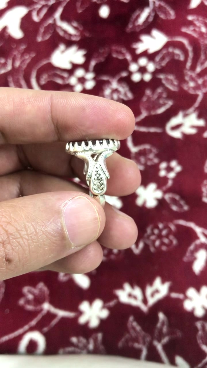 عقيق يماني خنصر . خط السيد علي ابو غربان 
خط . ياملاذ الحائرين 
السعر ١٠٠ مع التوصيل