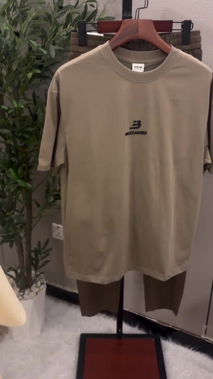 السلام عليكم 
تيشيرتات 
الاوفايت درزن 4 قطع 

M/L/XL/2XL

الزيتوني درزن 4 قطع 
L/2XL/3XL/4XL
العنوان بغداد 
رقم الهاتف / ***********
