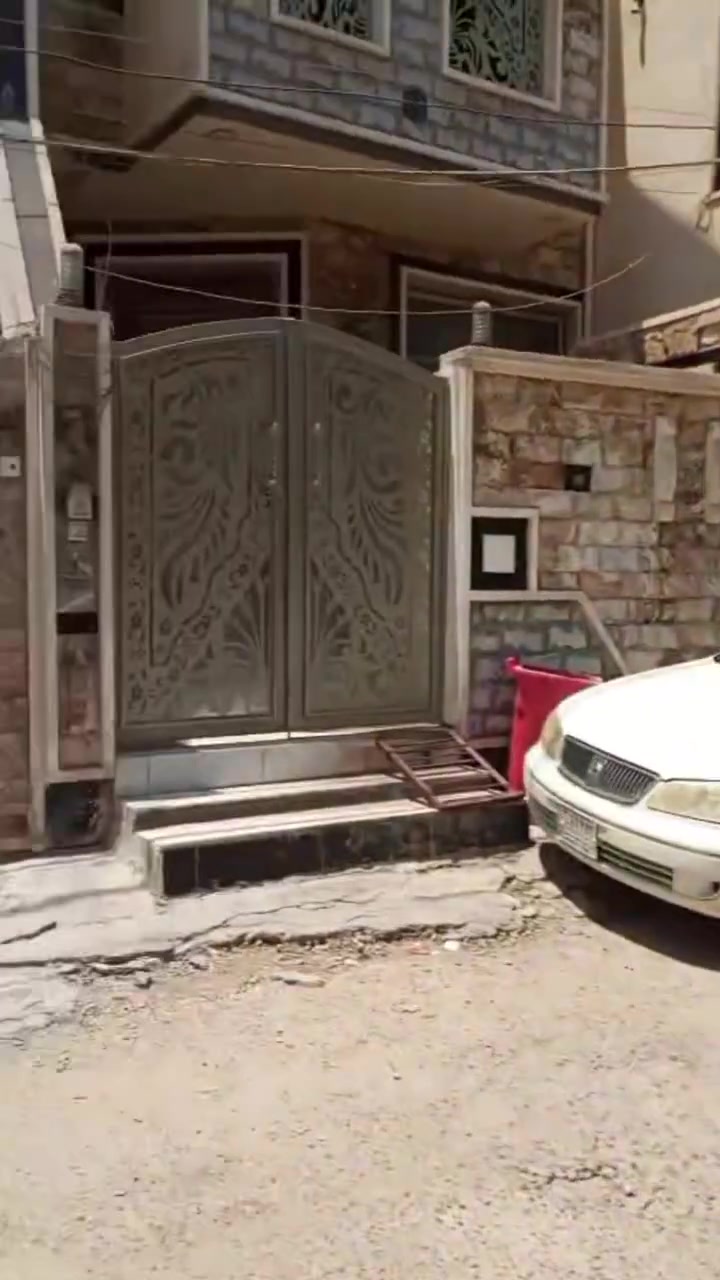 السلام عليكم تعلن شركة الجبوري للعقار والمقاولات العامه عن بيع دار ملك صرف زراعي سند 25 في منطقة الكريعات القصور شارع قيس أبو نائيله بناء نضيف كامل الاخدمات 
1 المساحة 105 متررر 
2 الواجه 5 مترر 56 سانتيم 
3 النزال 19 متر و 75 سانتيم 
4 عرض الشارع 8 متررر 
5 السعر 230 مليون وبي مجال 
يتكون من طابقين 
الطابق الأول طرمه وصاله ومطبخ وحولي وغرفة نوم وخدمات ومنور 
الطابق الثاني غرفتين نوم وحولي وخدمات وبيتونه وسطح 
عنوان الشركة الكريعات الكويتي شارع حسينية ابي تراب قرب فلكة القرغولي استفسار اتصال على الارقام التاليه 
*********** أبو صكر الجبوري 
***********
