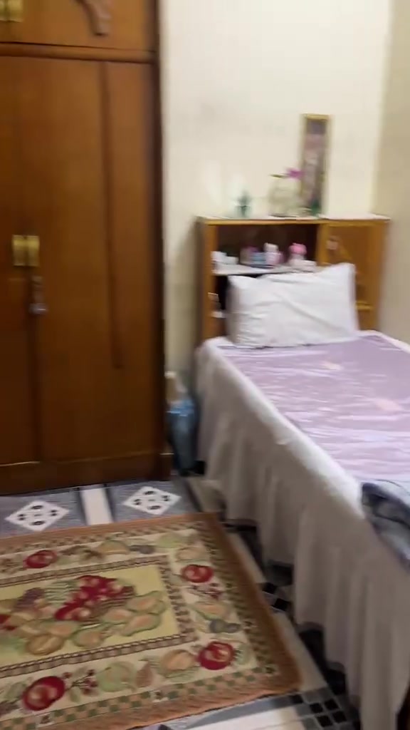 بيت مساحه ٤٠ متر سند 25 طابو زراعي بناء حديث سيراميك خريطة كلش حلوة مستغلين المساحة بشكل ممتاز يتكون من 
 🚨الأرضي هول +حولي صغير كان مطبخ سابقاً تحت الدرج +صحيات +غرفة نوم،، 
🚨الطابق الثاني غرفتين وحدة منهم مسويها مطبخ ومقابلها بالكون + صحيات حمام غربي ، 
🚨الطابق الثالث  غرفة نوم + بيتونة 
سند 25 
الموقع الشعب شارع الصحة 
السعر 80 مليون 
للتواصل فقط واتساب 
***********
