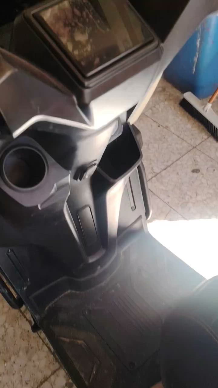 ---

*للبيع دراجة كهربائية DAYUN LIHON - ليثيوم* 🔋

*المواصفات:*
- *النوع*: سكوتر كهربائي DAYUN LIHON Hub Motor
- *المحرك*: 2000W أو 3000W Hub Motor بالعجلة الخلفية - عزم قوي وصعود قوي
- *البطارية*: ليثيوم أيون LIHON - 72V [اكتب شكد الأمبير عندك 20/32/50]Ah 
- *المسافة بالشحنة*: من 70 إلى 100 كم حسب الوزن والسرعة والطريق
- *السرعة القصوى*: 60-75 كم/س تقريباً - تعبر ال60 مرتاح
- *الشحن*: 4-6 ساعات من صفر لـ 100%، شاحن أصلي موجود
- *الحمل*: حمالة خلفية حديد قوية تشيل وزن + صندوق للتوصيل
- *الإطارات*: تيوبلس عريض - ثبات عالي بالشارع
- *الفرامل*: فرامل دسك أمامي وخلفي - فرملة قوية
- *الإضافات*: شاشة ديجيتال، لايتات LED كاملة، بوري قوي، مفتاح + ريمونت
- *اللون*: بيجي/رملي مع أسود - نظيفة وما بيها صبغ
- * ماشية قليل، بطارية 100%، بدون أعطال]

*السعر*: [900]  بي مجال بسيط
*المكان*: [بغداد.. الحبيبيه]
*للتواصل*:*********** واتساب موجود

---

بيها عطل موضح بل منشور من مطرت اخر مره وغركت الشوارع طلعت بيها ومن ذاك الوكت تاركها بس مهتم بل بطاريه بين فتره وفتره اشحنها واشغلها
