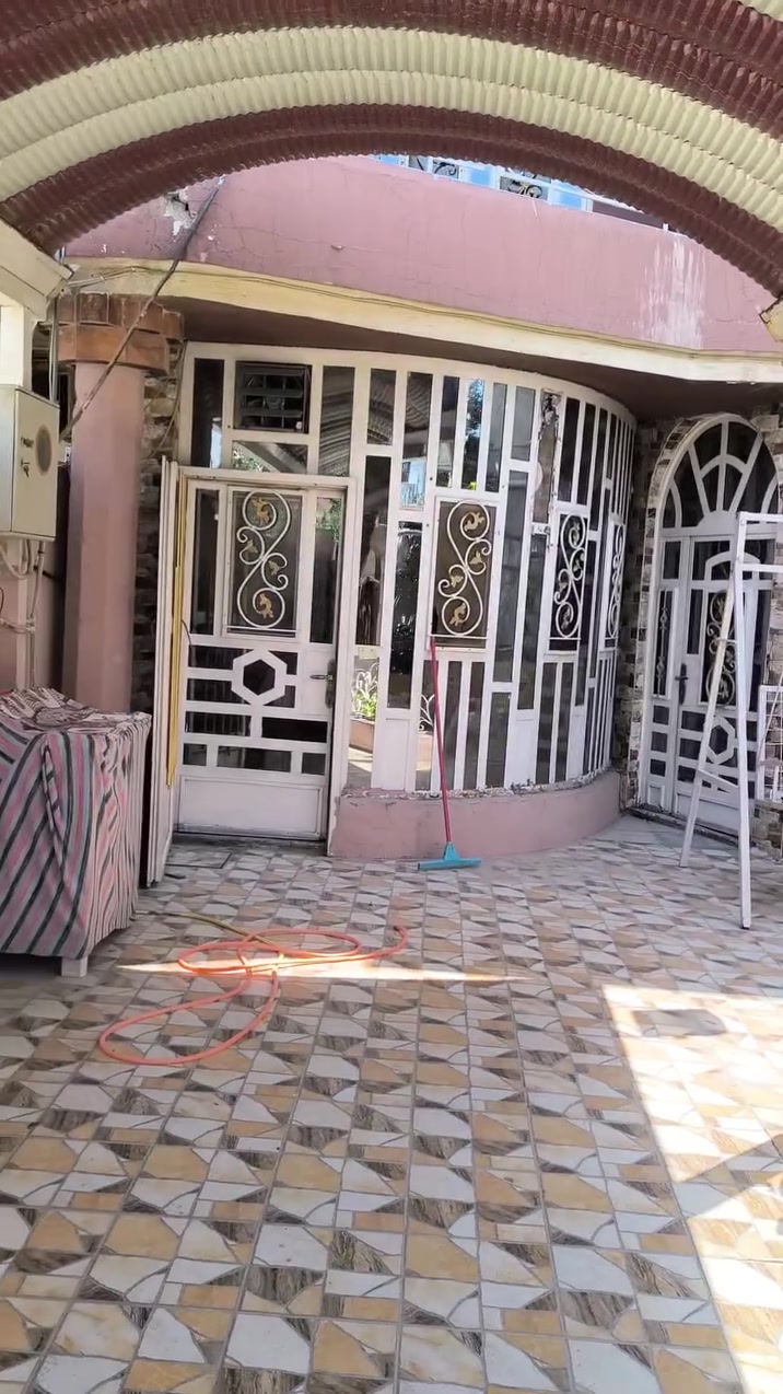حله حي المهندسين  بفرع مجمع الامين الطبي  قريب كلش  على شارع المهندسين 
بيت مساحته 168 يحتوي على 3 غرف
 غرفه في الطابق الارضي
 وغرفتان في الطابق الاول  واحد الغرف في الطابق الاول تكون سويت كامل يعني تحتوي على صحيات كامله 
ويحتوي على استقبال ومطبخ في الطابق الاسفل وصحيات وهول 
وفي الخارج الحديقه يحتوي على طارمه كبيره وصحيات وحديقه 
للاستفسار اكثر الاتصال على الرقم 
‏‪***********‬‏
