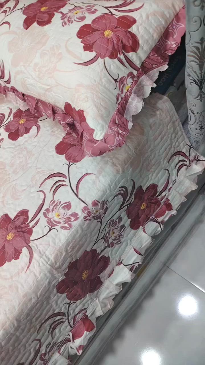 "المظهر الفخم لغرفتك صار بين يديك! ☁️✨
طقم مفرش صيفي راقي مكون من 3 قطع (لحاف + 2 غطاء وسادة) بنقشة مميزة وأطراف كشكش أنيقة تفتح النفس. 🥰
​والأحلى؟ متوفر بكل الألوان اللي تخطر على بالك يناسب غرفتك بالضبط! 🌈
العنوان /بابل /جبلة /مفروشات السيد 
للحجز واتساب فقط /***********
​🚚 متوفر التوصيل لجميع المحافظات 
👇 الآن اطلب لونك المفضل قبل نفاد الكمية!"
​
 (#مفارش_سرير #غرف_نوم #ديكور_منزلي #مفارش_صيفية #أثاث).
