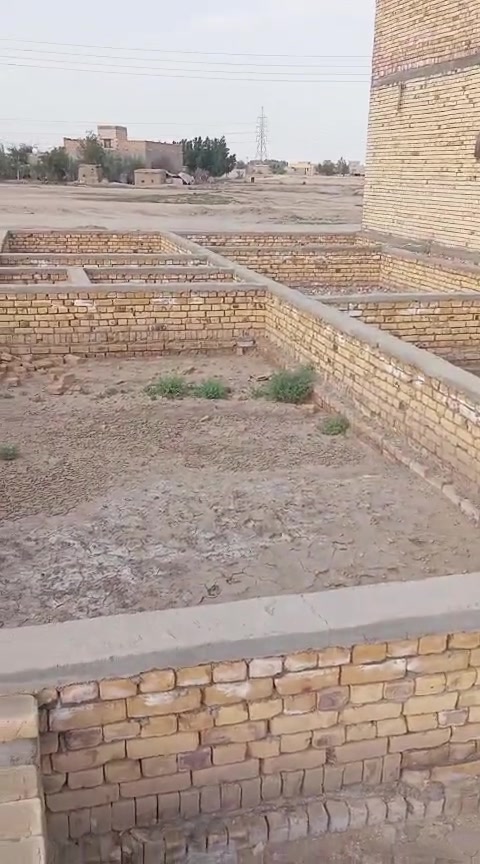 بتلو للبيع المساحه 200في الناصريه منطقه الخميسات جاي من العلوه مال المخضر جديده قبل له توصل العلامات المروريه الأخضر على يدك اليمنه شارع تبليط وتنزل بي خدمات كامله بال باب كهرباء وماي بوري ماي حلو وشوارع 10 متر مدرسه حديثه كامله المدرسه تعبد عنه قل 100 متر مولد انبيريه مشموله بتطويب واني ابو الكاع مباشر ***********
