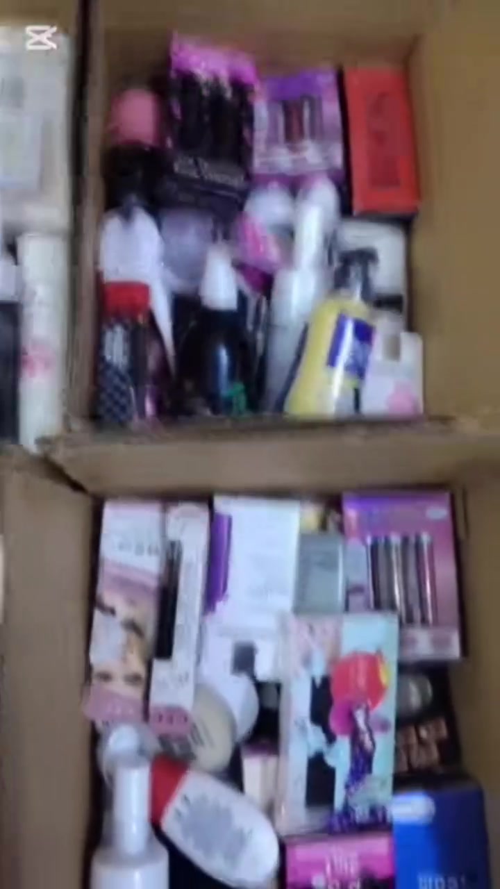 عرض جديد كراتين مكياج وعنايه   العدد 100 قطعه بسعر 50 الف والتوصيل مجاني لجميع المحافظات ماركات متعدده مع باركود اوربي اكسباير بعيد شرط الفحص بي ربح خير من الله قطع درجى اولئ لحكو بالعرض للحجز واتساب ***********
