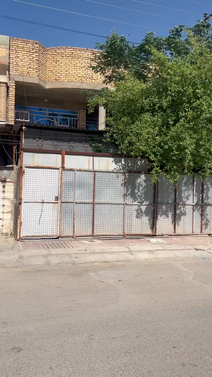 سلام عليكم
دار للبيع مساحه 150 متر قاطين
منطقة ال28 قرب السوق الكبير بسايدين
مرطبات العذراء يحتوي على 4غرف نوم
ومطبخ وصاله واسقبال وصحيات 
للاستفسار ***********
