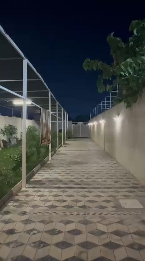 بيت 580 متر الواجهه 9 النزال 63 متر عالشارع العام مقابل متوسطة  الطموح وابتدائية الكلمات . عنوانه بغداد حي اور حي الكوفة قرب تقاطع حسينية المصطفئ البناء حديث 2025 / ملاحضة البيت من الخلف واجهته 10 متر / بقية التفاصيل بالفيديو .للاستفسار اتصل ***********
