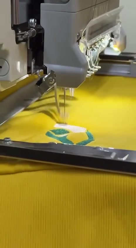 السلام عليكم
مكينة تطريز يابانية TAJIMA MODEL SAI

المواصفات:
• رأس واحد، 8 إبر مع تغيير ألوان أوتوماتيكي
• سرعة تصل إلى 800 غرزة بالدقيقة
• مساحة تطريز: 300×200 ملم
• مساحة تطريز الكابات (القبعات): 300×75 ملم
• مؤشر ليزر لتحديد مكان التطريز بدقة
• إضاءة LED مزدوجة على منطقة العمل
• شاشة لمس ملونة 6 إنش
• يقرأ ملفات DST و اي صيغة تشوفها مكائن التطريز
• برنامج Tajima Writer للكتابة والتصميم

الحالة:
• أصلية، مشتراة من تركيا
• استُعملت 7 أشهر فقط
• متوقفة عن العمل منذ سنة — تنراد فحص/صيانة بسيطة قبل التشغيل الكامل
• جاهزة للفحص والتجربة أمام المشتري

الملحقات: ١- قالب تطريز ٢٠ * ٣٠ سم
٢- قالب تطريز ١٠*١٠ سم
٣- قالب تطريز قبعات بمساحات مختلفة (ترهم لتطريز كل الشفقات)
٤- قوالب مغناطيسية لتطريز الجواريب و الجيوب

السعر: ٣ مليون دينار بيه مجال بسيط بحال اذا ناوي تشتري
للتواصل: ***********
الموقع: بغداد
