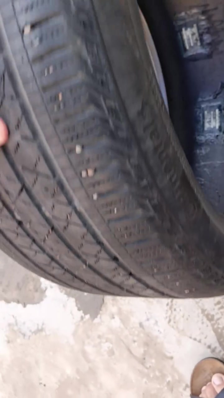 السلام عليكم 
تخم تاير ماركة Continental اصلي 

حجم 255/45/20
قيم واخذهن بما يرضي الله 

***********
