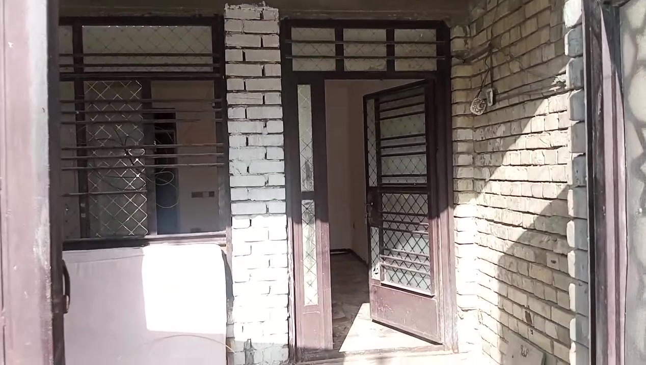 سلام عليكم بيت للايجار طابق ارضي مكان الدورة حي الوادي خلف جامع صهيب البيت نضيف بس اجيب غراضك أو تكعد تعبان علية حييل السعر الايجار 450 الف أو بي مجال للطيبين رقم الهاتف ***********
