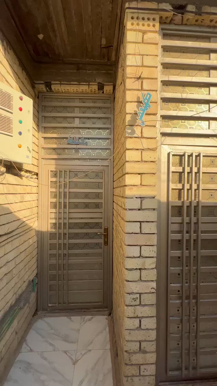 السلام عليكم  دار للبيع 100م
حي طارق القدم خلف البانزيخانه المترووكه قرب جامع الشيخ حاجم 
الدار بناء طبوك نضام دكتات تبريد 

ارضيه بورسلين كامل   درج مرمر

يحتوي على 4غرف نوم واحده جوه و3طابق ثاني 

يحتوي 3صحيات وحده خارجه والطباق لاول والثاني 

صطح شتايكر

بناء2025

***********
