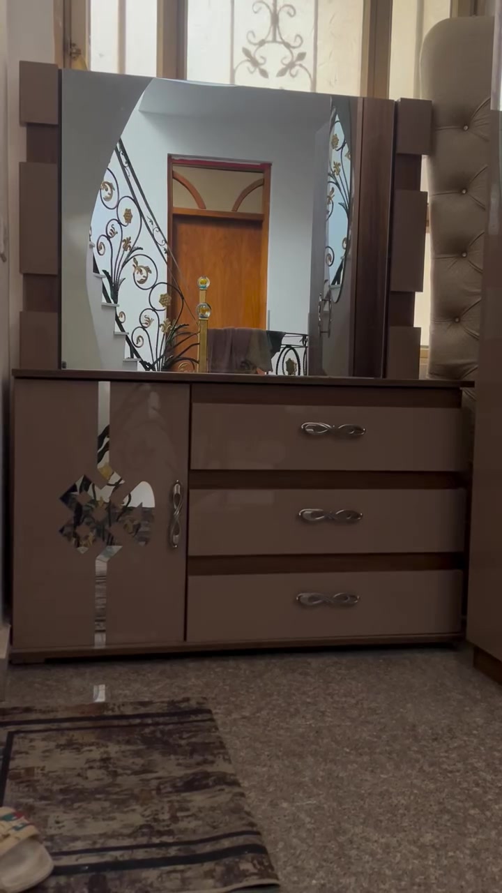 السلام عليكم حبايب ملحقات غرفه نوم نظافه 90 % 

مجرات عدد 2

العرض 60 الارتفاع 50 النزال 40 

الزاويه 

ارتفاع 190 عرض 120 النزال 40 
المرايه 4 خانات + الكومدي خانتين 

ميز تواليت 

المرايا 95 * 80 
ارتفاع 155 عرض 120 النزال 40 

كومدي خانتين + 3 مجرات واسعه

الـسـ،ـعـ.ـر الكلي 300 الف / تواصل على الرقم ***********
