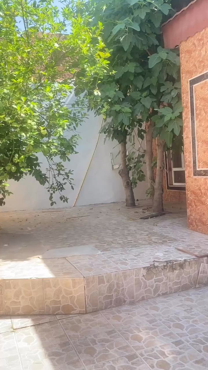 سلاف 
خاني بوفروتني
جهـ تاخي مهابات
روبه ر٢٠٠متره
به ري خاني روژهه لاته
ئيك  تابقه
بهايه كي كوجايه
***********
