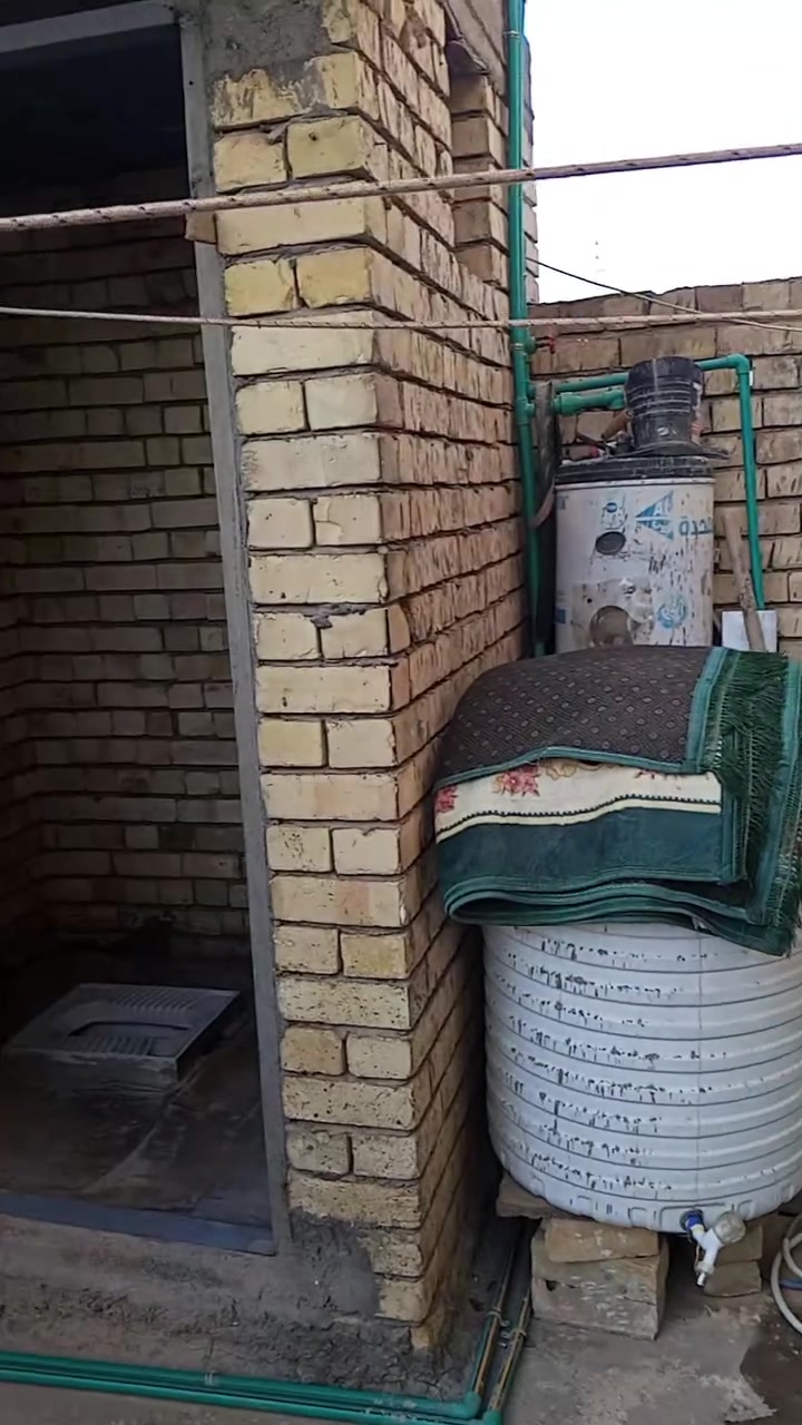 السلام عليكم بيت مساحته 130م واجهه 6 ونص 
نزال20 اي استفسار *********** مكان ناحية الوحده قرب بسمايه
