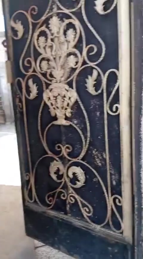 السلام عليكم بيت مساحته 100 متر عنوان سبع قصور الكراج شارع حسينيه المهدي والمهديون متوفره كافه الخدمات مدارس تبليط مقرنص ماء كهرباء مجاري مستوصف افران سوق انترنيت كل الخدمات موجوده السعر 27 وبي مجال للطيبين.... خاص ما اجاوب اتصل ودلل ***********بي واتساب .... كرار
