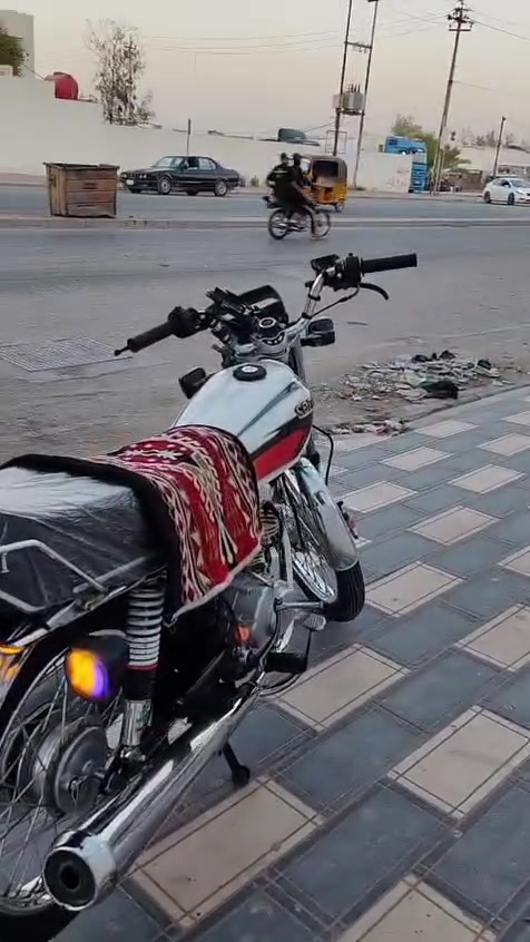 ناما ٣ احرف موديل ٢٥ 
اوراق اصولي وكيلها العارضي
مداور يم وكيلها
الدراجة كفالة عامة
محرك كفالة من الفتح جديد تفيلس ما مفيلس
كهربائيات كله شغاله
بصمة + مقدم دسك + شاحنة بلاد
دبل هورن 
السعر ٩٥٠ وبيها مجال
اتصال ***********
