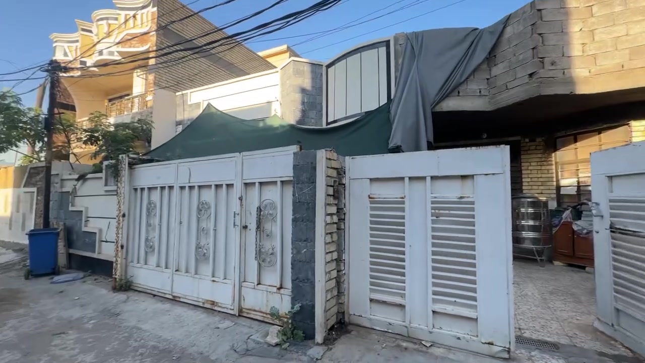 بيت المساحه 150م وجه 7.500  نزال 20م 

ملك صرف زراعي 25 مستقل 

بناء 🔨 طابوك استاره وسياج فقط بلوك 
نظيف كما موضح بالفيديو 

الموقع / حي الجزيره قرب الباب الاول شارع الصيدليه او مجمع الفياض 

السعر جداً مناسب جوه السوك :100مليون وبي مجال

للأستفسار : ***********
