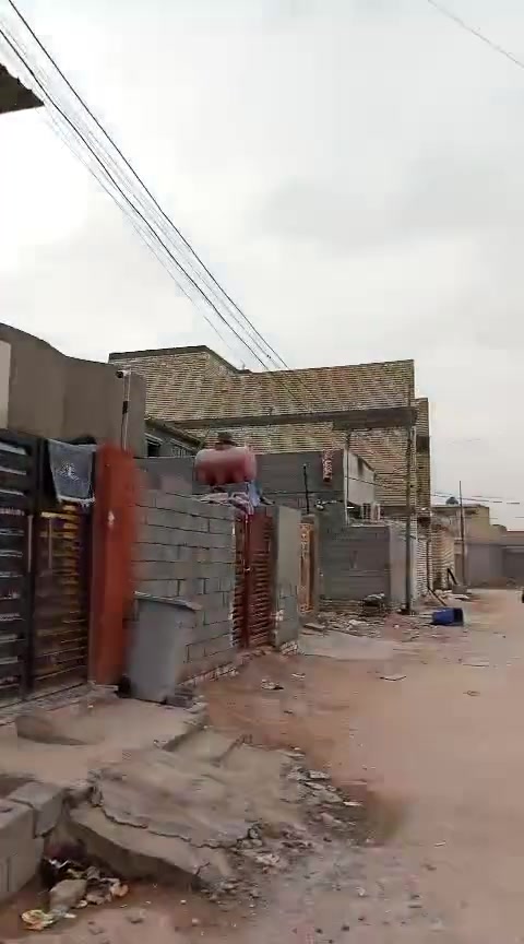 السلام عليكم بيت للبيع المساحه 115غرفتين وصاله ومطبخ واستقبال العنوان بغداد مدينة الصدر الحميديه شارع سيد عوده الاتصال ***********  مكتب أنوار الصدرين

