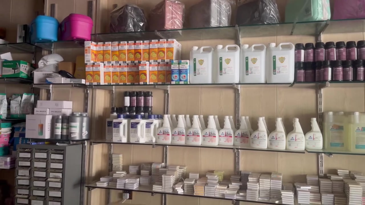 رفوف زجاج الحجم السميك عدد 24 للطلب او الاستفسار عبر الواتساب على الرقم ***********
