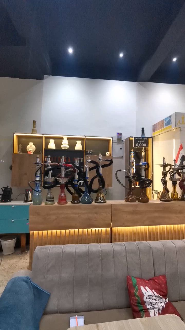 السلام عليكم
كاونتر مني بار او بارستا حسب التسميه
كاونتر وملحق وفاترينه وسنك ورفرف
خشب ضد الماء والخدش الصطح مرمر كرانيت والحوض سل استيل والخلاط ثلاث خطوط بي تاسي كهرباء سويج بلك عدد سته اذا تريد تستعمل اوفن او خلاط او ماكنة قهوه كلش جديد والفديو يحكم
 السعر ثلاث ملاين وبي مجال قليل
الما يعرف قيمته ومو شراي لا يراسلني هاذا رقمي بي واتساب *********** مكاني بغداد الجديدة
