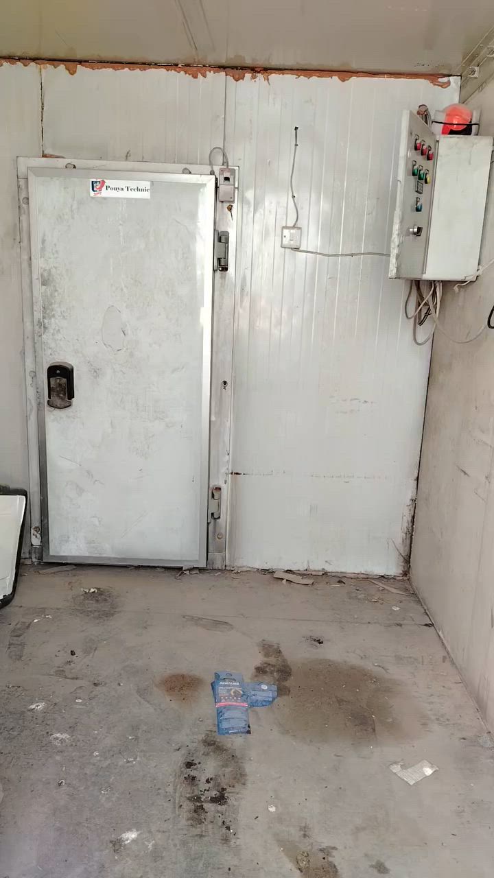 السلام عليكم براد العرض ٢.٥ والطول ٤ والجهاز ٥طن داخل كردفان. يعني ينشال هوه والكرفان. للاتصال ***********
